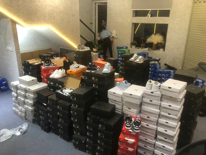 Công an TPHCM khởi tố chủ chuỗi cửa hàng sneaker nổi tiếng - 3