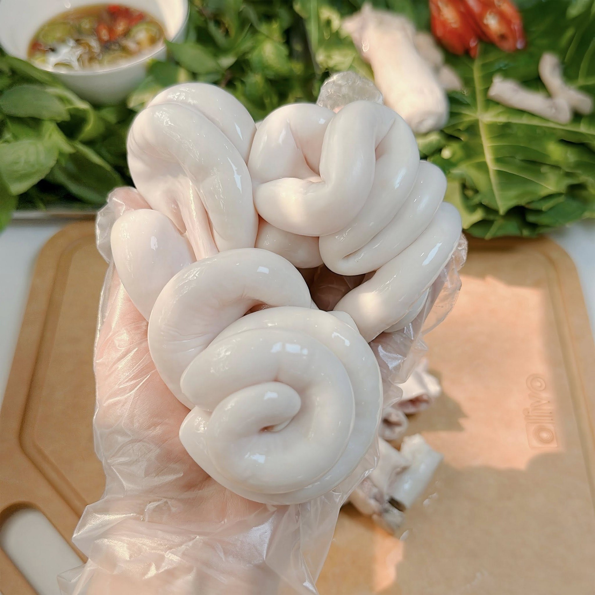 Tràng lợn luộc đúng cách ăn giòn, ngon, chấm mắm tôm hoặc muối chanh ớt đều ngon. Ảnh: Trang Lê, Trần Thư