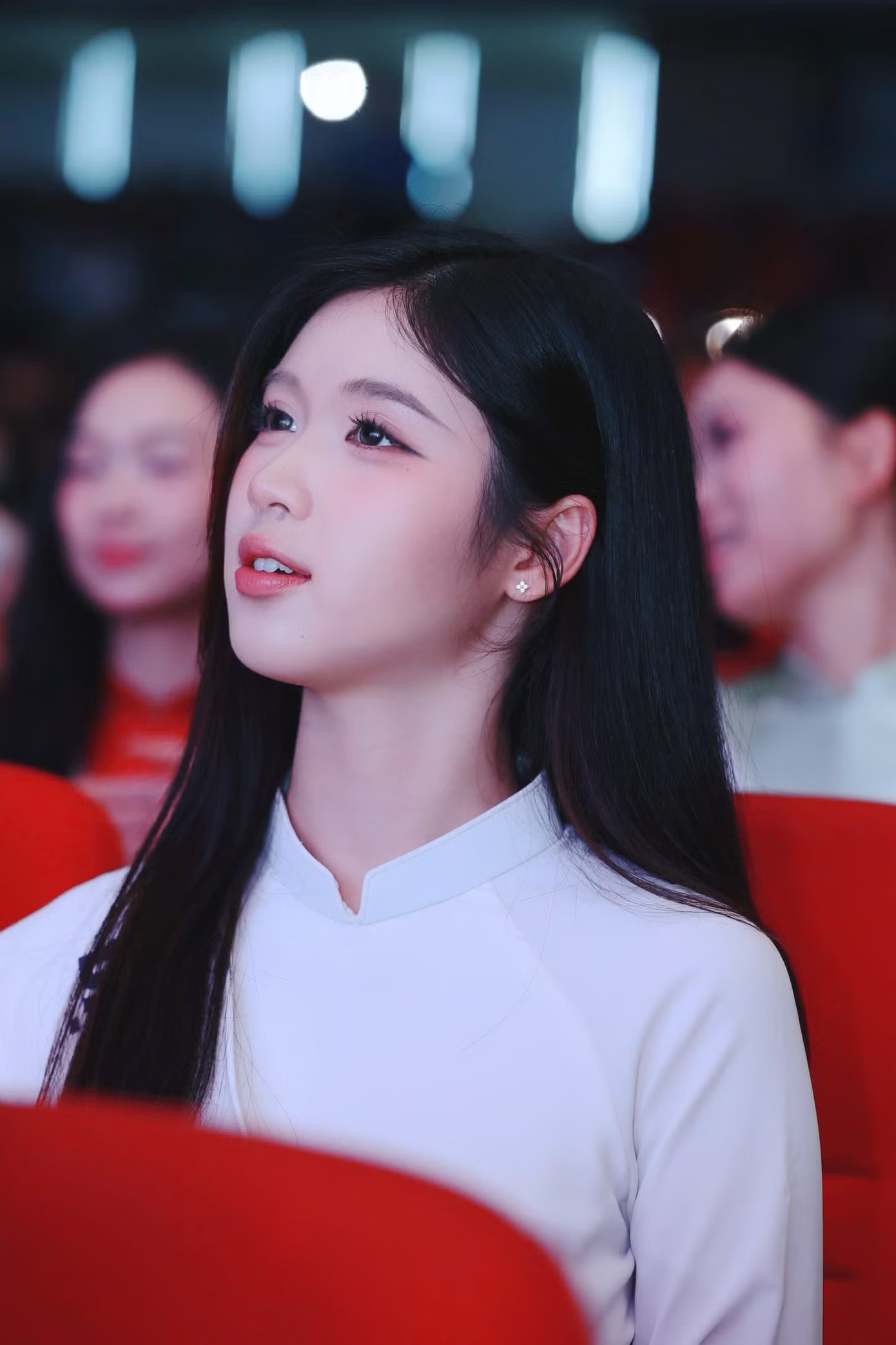 Linh Nhi (sinh năm 2007, sinh viên Đại học Phenikaa) chia sẻ cô dậy từ sớm để chuẩn bị cho ngày hội tuyển sinh Hoa hậu Việt Nam 2026. Nữ sinh nói bản thân đặc biệt ấn tượng với Á hậu Vân Nhi bởi hình ảnh tự tin, bản lĩnh và trưởng thành sau cuộc thi.