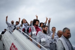 Israel trục xuất hơn 400 nhà hoạt động quốc tế sau bê bối quỳ gối, trói tay