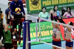 Thanh Thúy đập trúng mặt Thanh Thúy, Trà My đánh bóng "cắm sàn" ở cúp bóng chuyền VTV