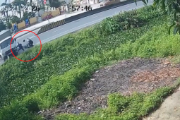 Clip: Kinh hoàng xe máy bị ô tô tải quay đầu ẩu hất văng xuống mương
