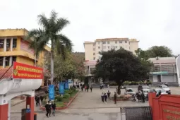 Hiệu trưởng nói gì về nguyên nhân nữ sinh bị đánh hội đồng trong nhà vệ sinh?