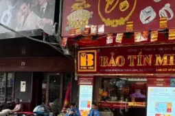 Cảnh tượng lạ trên 'phố vàng' Hà Nội