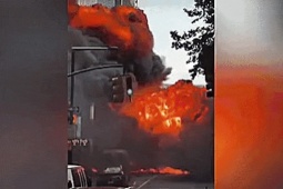 VIDEO: Xe phát nổ tạo thành quả cầu lửa khổng lồ ở New York