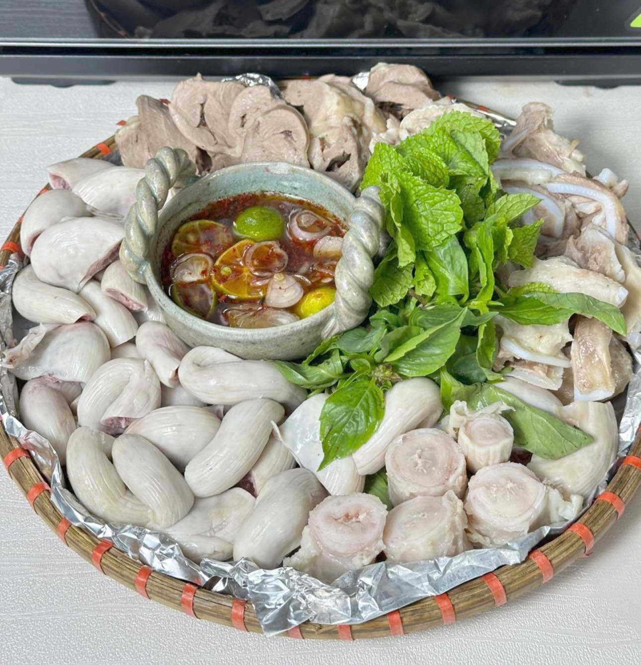 Tràng lợn luộc đúng cách ăn giòn, ngon, chấm mắm tôm hoặc muối chanh ớt đều ngon. Ảnh: Trang Lê, Trần Thư