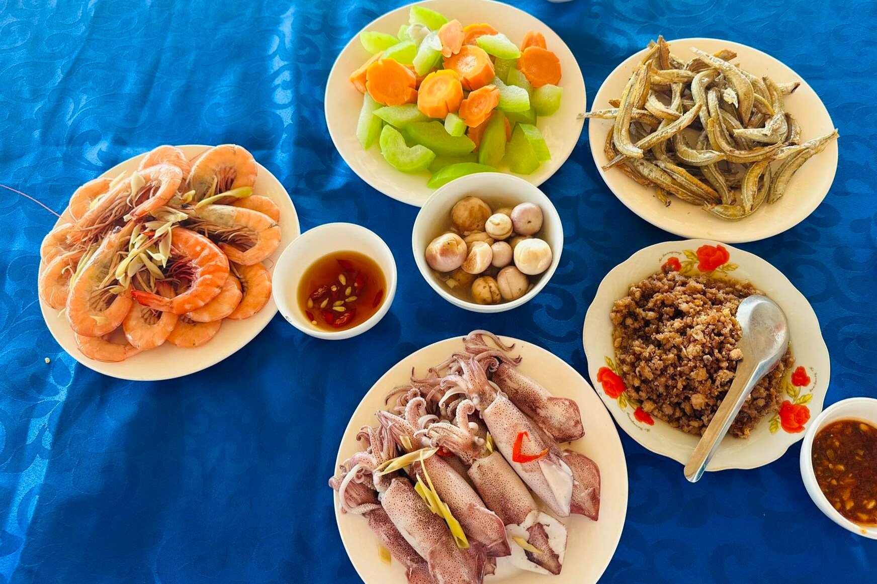 Những bữa ăn trên đảo hấp dẫn chị Yến
