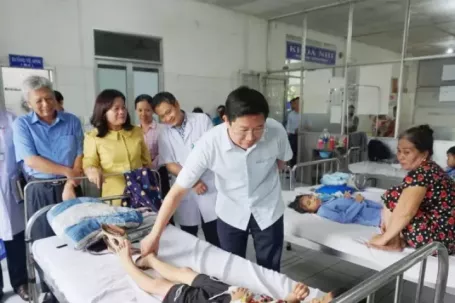 Vụ nghi ngộ độc sau bữa trưa ở trường học: Ca nhập viện lên 69, bộ và tỉnh chỉ đạo khẩn