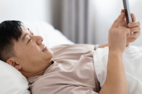 Vợ thức trắng chăm chồng sau tai nạn, anh vừa cầm lại điện thoại đã tiếp tục ngoại tình