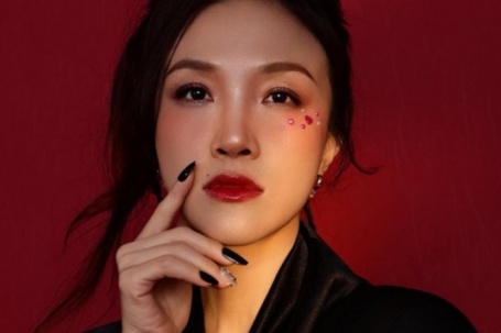 Vợ Phan Đinh Tùng gây chú ý