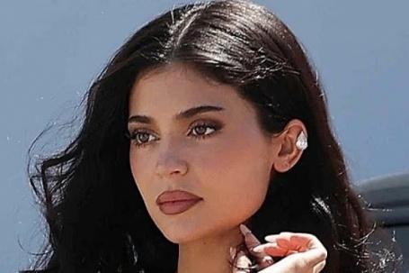 Kylie Jenner đeo khuyên vành tai kim cương 5 triệu USD