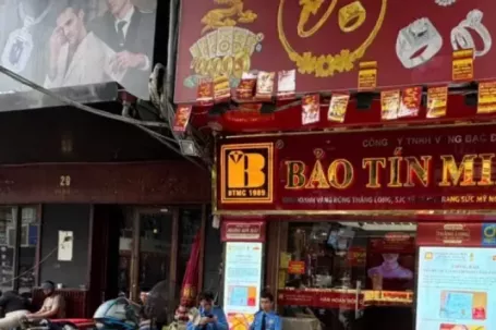 Cảnh tượng lạ trên 'phố vàng' Hà Nội