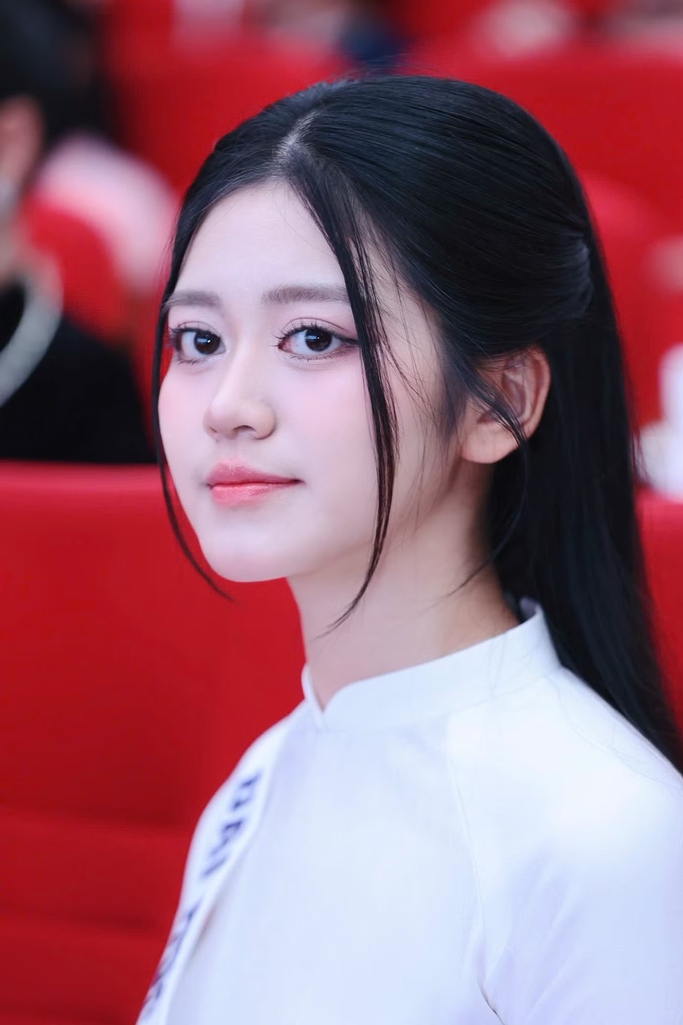 “Tôi tin rằng trong khán phòng hôm nay có rất nhiều gương mặt sáng giá - những nữ sinh không chỉ xinh đẹp mà còn giàu tri thức, có khát vọng khẳng định bản thân. Ban tổ chức mong muốn các bạn mạnh dạn bước ra khỏi vùng an toàn để trải nghiệm, trưởng thành và tỏa sáng”, đại diện ban tổ chức chia sẻ.
