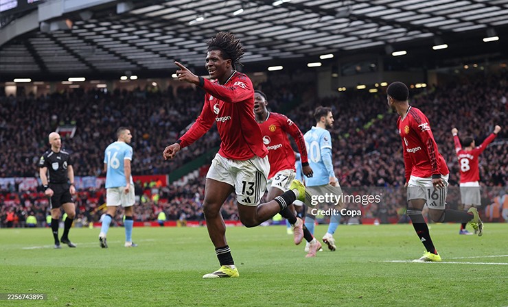 Carrick tạo tiếng vang lớn ngay trận ra mắt bằng chiến thắng trước Man City