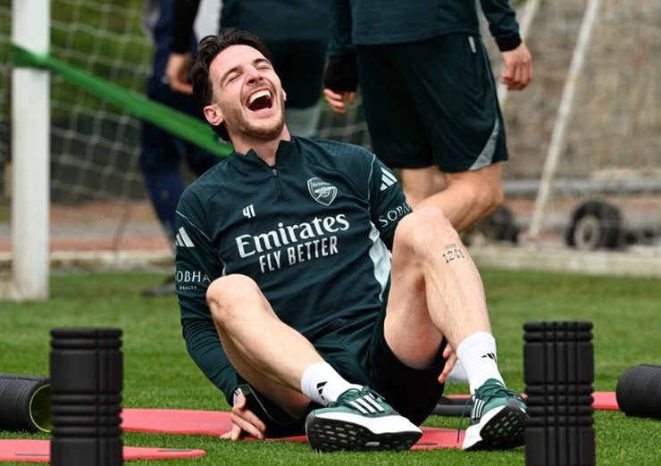 Declan Rice cười rạng rỡ trong buổi tập đầy thoải mái của Arsenal