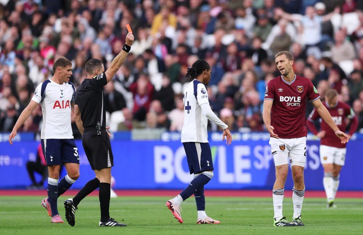 Tottenham hoặc West Ham sẽ phải xuống hạng