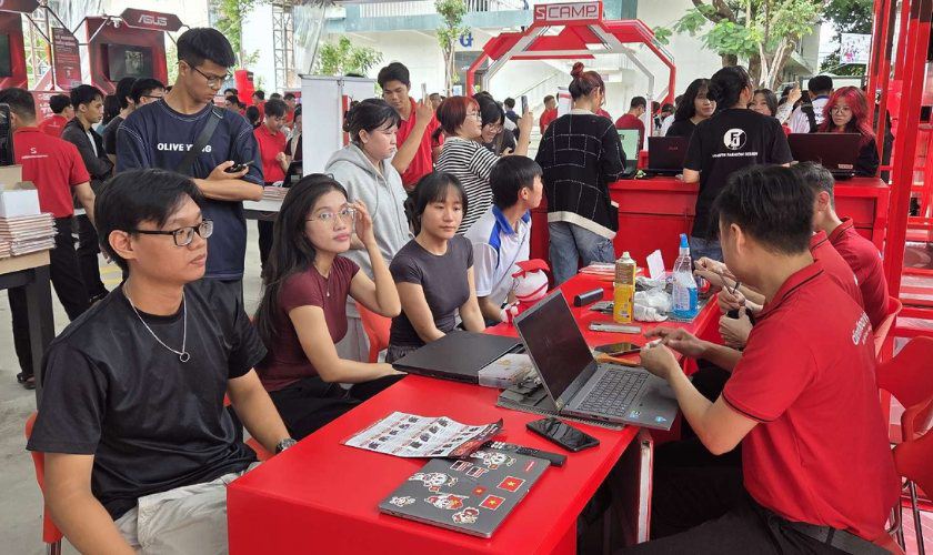 Campus Tour Điện Thoại Vui giúp sinh viên vệ sinh điện thoại miễn phí nhanh chóng ngay tại trường.