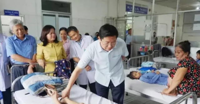 Vụ nghi ngộ độc sau bữa trưa ở trường học: Ca nhập viện lên 69, bộ và tỉnh chỉ đạo khẩn