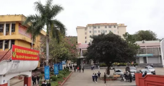 Hiệu trưởng nói gì về nguyên nhân nữ sinh bị đánh hội đồng trong nhà vệ sinh?
