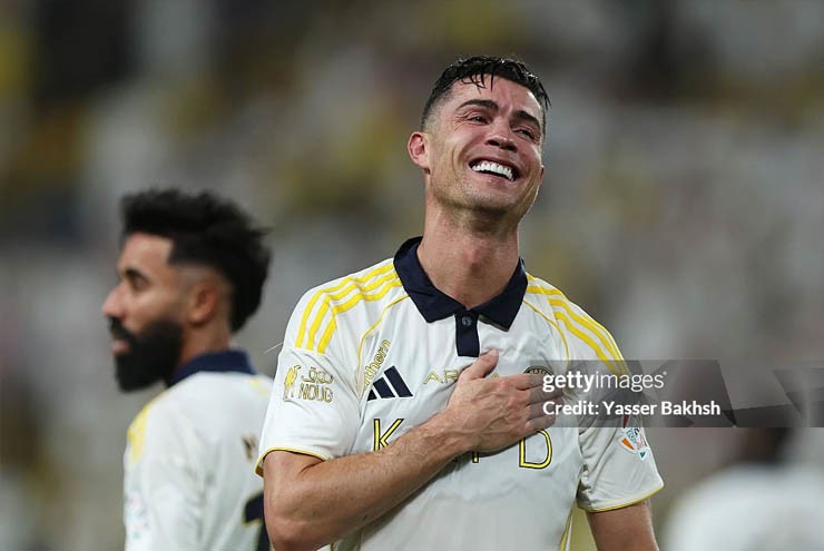 Ronaldo không giấu được những giọt nước mắt sau khi giúp Al Nassr vô địch Saudi Pro League