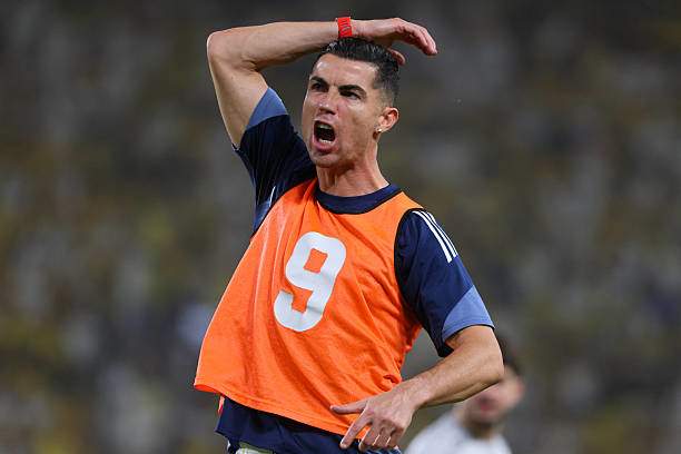 Ngay trong lúc khởi động, Cristiano Ronaldo đã hối thúc khán giả cổ vũ nhiệt hơn nữa
