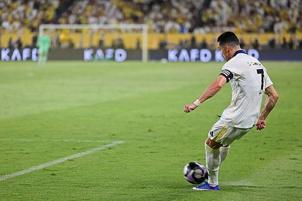 Giữa lúc cả đội có phần hồi hộp sau bàn thua, Ronaldo đứng trước một quả đá phạt bên cánh phải
