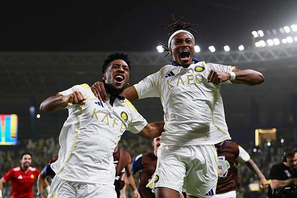 Đầu hiệp 2, Al Nassr nâng tỷ số lên 2-0 sau khi Coman (trái) cứa lòng hiểm hóc, nhưng Simakan (phải) để bóng chạm tay trong vòng cấm và Damac rút ngắn 1-2 từ chấm 11m