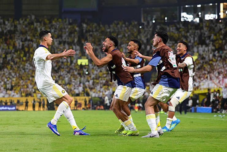 Ronaldo làm nổ tung cầu trường với cú sút phạt nâng tỷ số lên 3-1