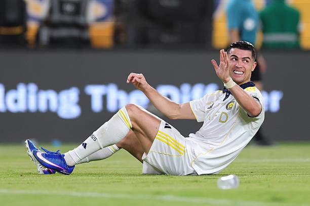 Ronaldo bị đau cơ đùi sau một nỗ lực đuổi bóng, nhưng vẫn tiếp tục đứng dậy thi đấu