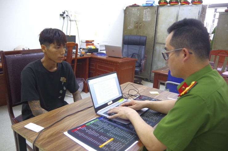 Cơ quan chức năng lấy lời khai đối tượng Nguyễn Văn Tiến. Ảnh: CACC.
