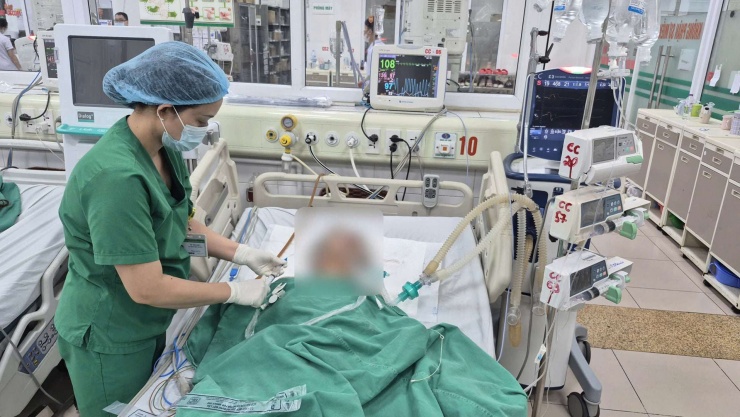 Bệnh nhân là bà H.T.T. (66 tuổi, Hưng Yên) bị sốc nhiễm khuẩn, suy đa tạng nguy kịch. Ảnh BVCC