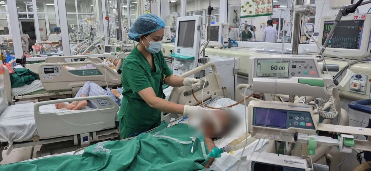 Các sĩ cảnh báo về sự nguy hiểm của sỏi tiết niệu, dù bé cũng có thể gây tắc nghẽn niệu quản. (Bệnh nhân điều trị ở bệnh viện. Ảnh BVCC)