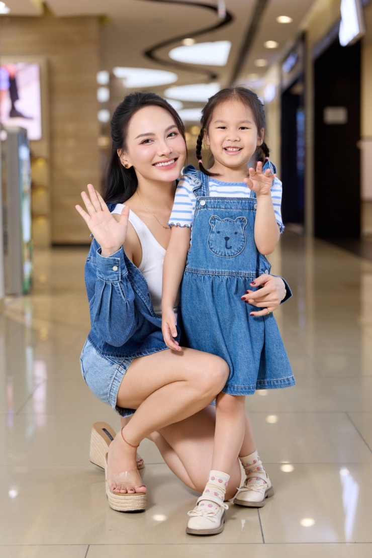 Ảnh sao 23/5: Các con 'vua hàng hiệu' Johnathan Hạnh Nguyễn mừng bố 75 tuổi - 1