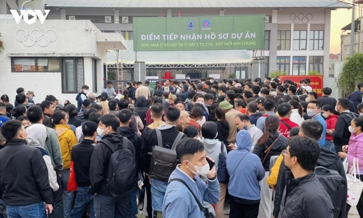 Người dân chen chân tại dự án nhà ở xã hội CT3 Kim Chung (xã Thiên Lộc) nhận hồ sơ tháng 11/2025.