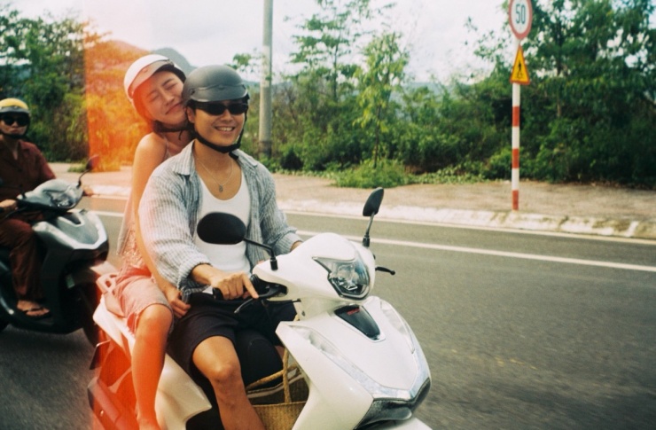 Bích Phương - Tăng Duy Tân tình tứ khi đi biển cùng hội bạn thân - 3