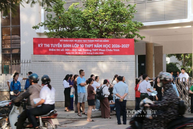 Từ sớm, tại điểm thi Trường THPT Phan Châu Trinh đã có rất đông phụ huynh và thí sinh. Ảnh: D.B