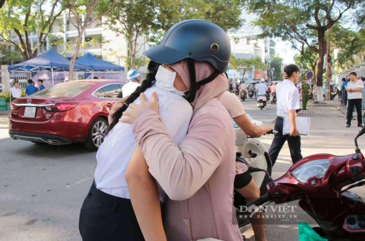 Những cái ôm thay lời chúc sĩ tử thi tốt. Ảnh: D.B