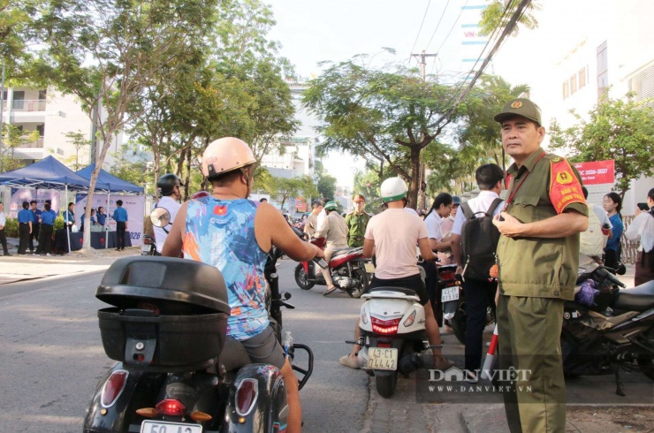 Lực lượng chức năng được bố trí tại nhiều nút giao thông quanh điểm thi. Ảnh: D.B