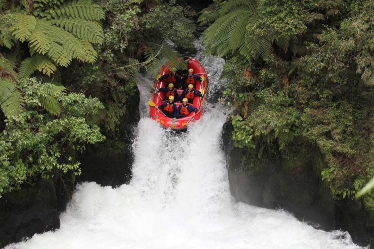 Chèo thuyền vượt sóng dữ được giới trẻ ưa chọn tại Châu Âu (Ảnh: Skyline Newzealand)