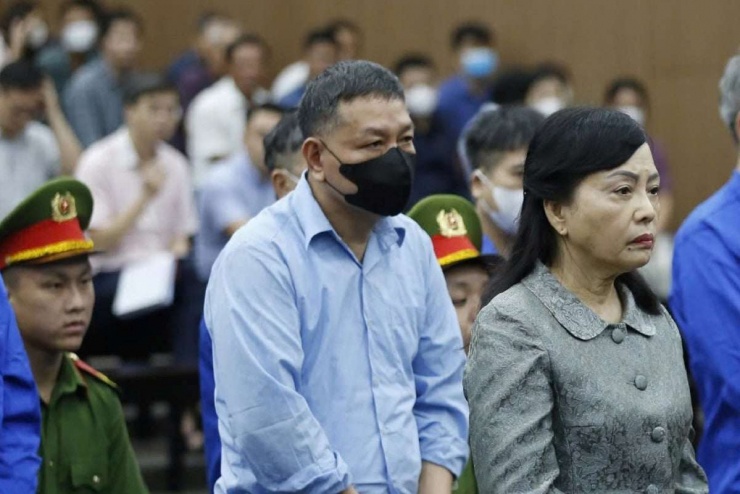 Cựu Bộ trưởng Nguyễn Thị Kim Tiến và bị cáo Lê Thanh Thiêm tại tòa.