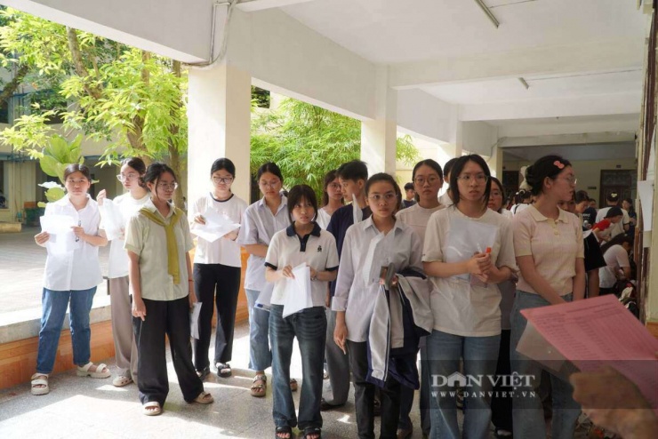 Hồi hộp, lo lắng là tâm trạng chung của các em. Ảnh: Tào Nga