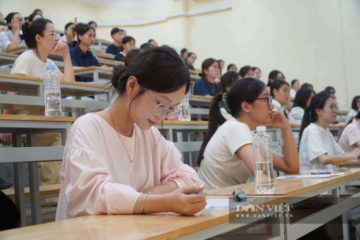 Em Đỗ Thị Ngọc Linh, học sinh lớp 12 đến từ Ninh Bình, dự kiến sử dụng điểm thi để đăng ký vào ngành Sư phạm Tiểu học. Ảnh: Tào Nga