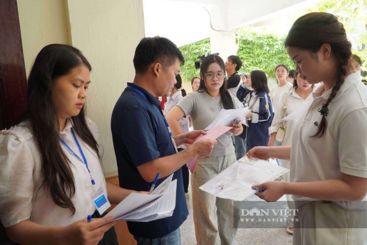 Giám thị gọi thí sinh vào phòng thi. Ảnh: Tào Nga