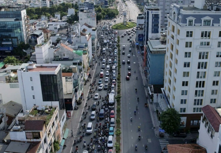Ngày đầu vòng xoay trung tâm TP HCM phân luồng bằng đèn tín hiệu - 3