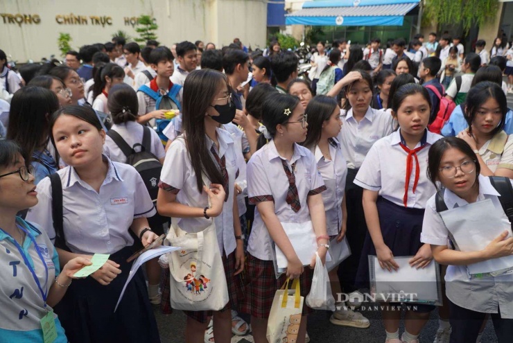 Ảnh minh họa: Thí sinh vượt 30km săn suất vào lớp 10 trường “hot” nhất TP.HCM (Nguyệt Minh)