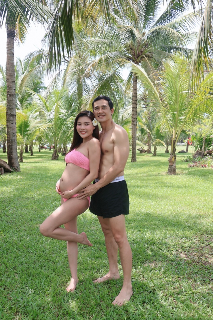 Thúy Diễm mặc bikini khoe bụng bầu bốn tháng - 1
