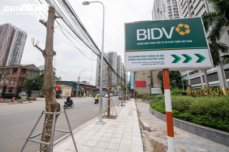 Sau nhiều lần chậm tiến độ do vướng mắc giải phóng mặt bằng, dự án hiện bước vào giai đoạn hoàn thiện cuối cùng. Theo ghi nhận của PV Báo Điện tử VTC News ngày 22/5, đoạn từ số nhà 90 đến 162 Nguyễn Tuân cơ bản hoàn thiện phần mặt nổi.
