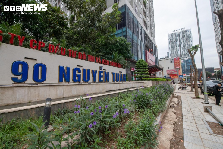 Một số vị trí vỉa hè cuối tuyến đang được công nhân tiếp tục hoàn thiện những hạng mục còn lại để kịp tiến độ thông tuyến.