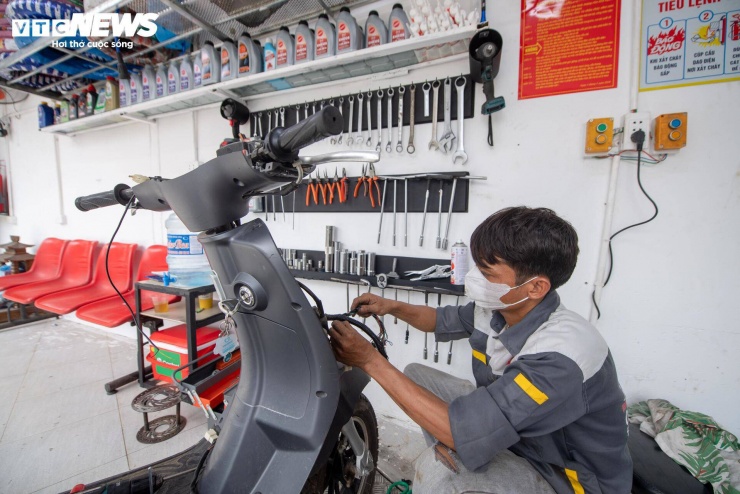 Theo chia sẻ của một nhân viên cửa hàng sửa chữa xe máy trên đường Nguyễn Tuân, việc dự án dần hoàn thiện giúp hoạt động kinh doanh thuận lợi hơn so với trước. “Trước đây bụi bặm, đường sá lộn xộn nên khách đi lại khá bất tiện. Bây giờ mặt đường đã thông thoáng hơn, việc buôn bán cũng dễ dàng hơn trước. Người dân ở đây đều hy vọng tuyến đường sớm hoàn thành để giảm ùn tắc”, người này chia sẻ.