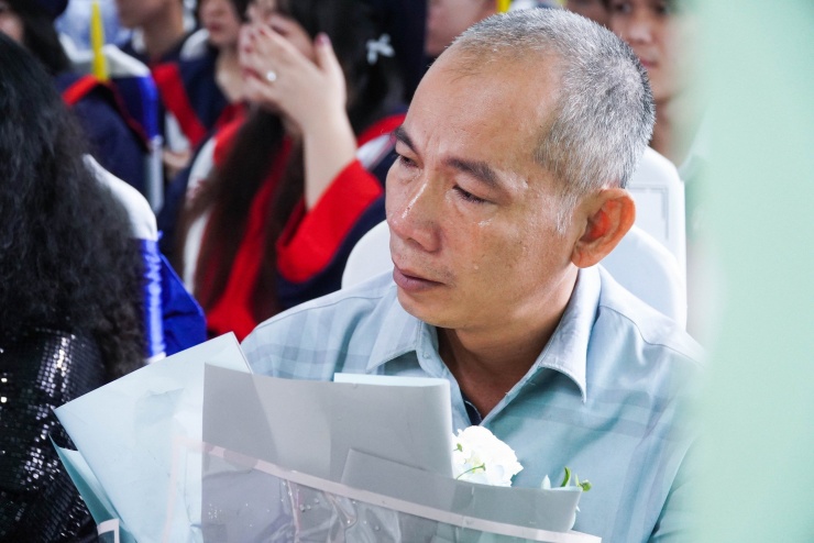 Lên nhận bằng thay trong lễ tốt nghiệp, phụ huynh bật khóc vì quá nhớ con - 4